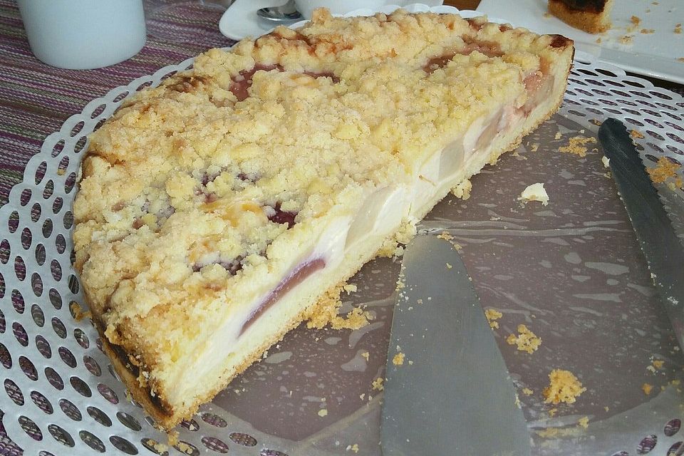 Quarkkuchen mit Früchten und Streuseln