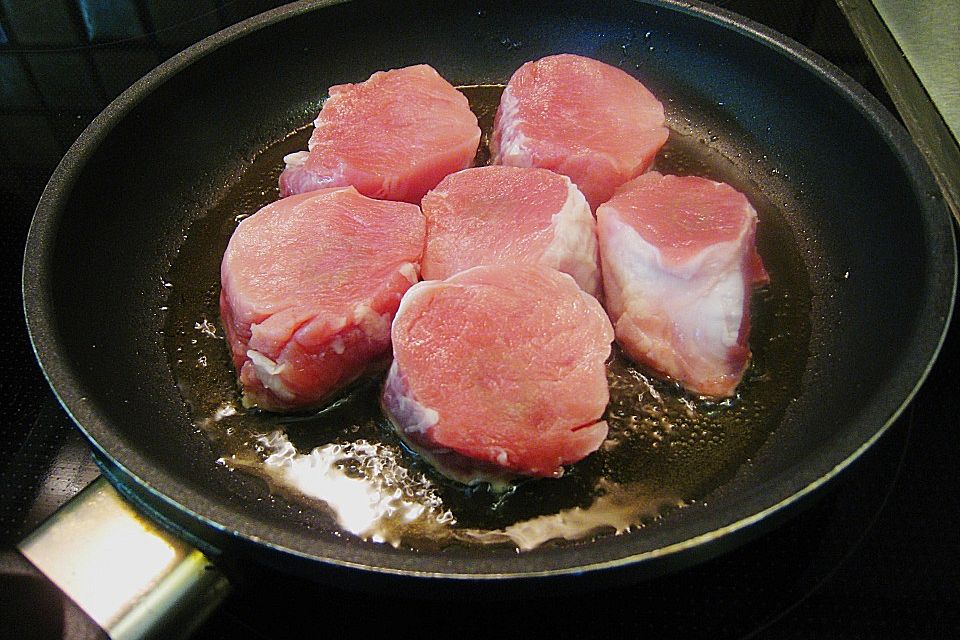 Schweinemedaillons auf gratinierten Zucchinistreifen