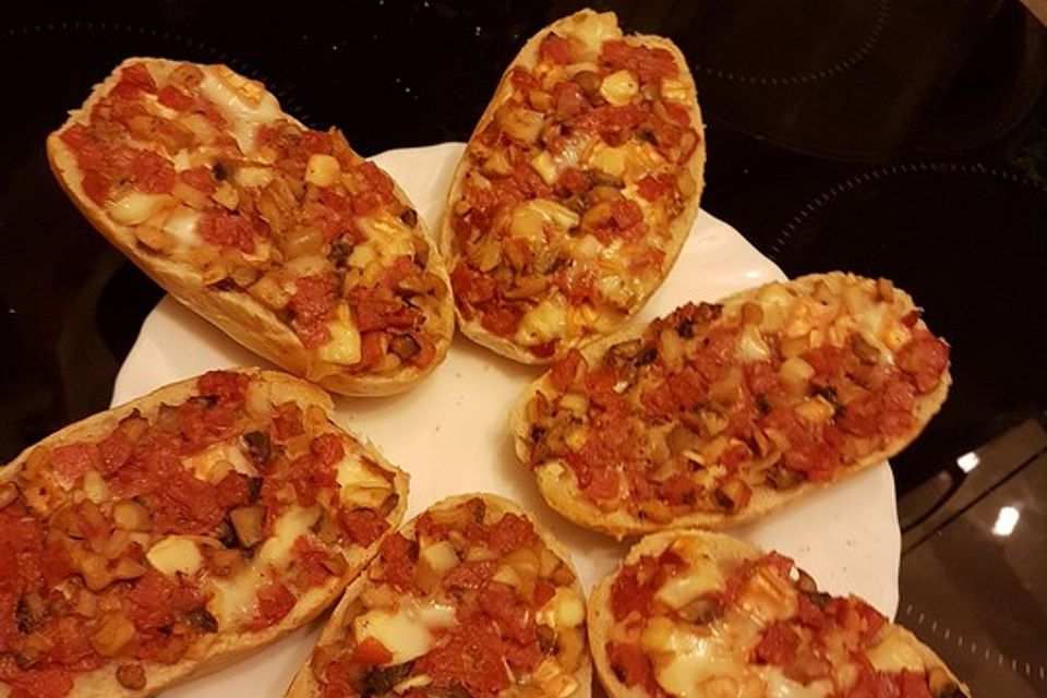 Gefüllte Brötchen mit Salami, Champignons, Camembert und Zwiebeln.