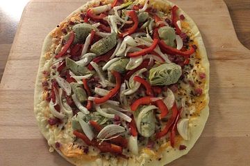 Pizza mit Artischocken, Tomaten und Zucchini