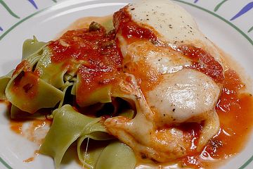 Hühnerbrustfilet in Tomatensauce mit Mozzarella