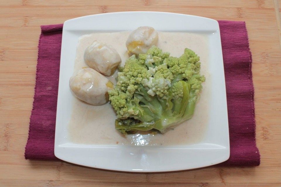 Romanesco mit cremiger Käsesauce und Salzkartoffeln