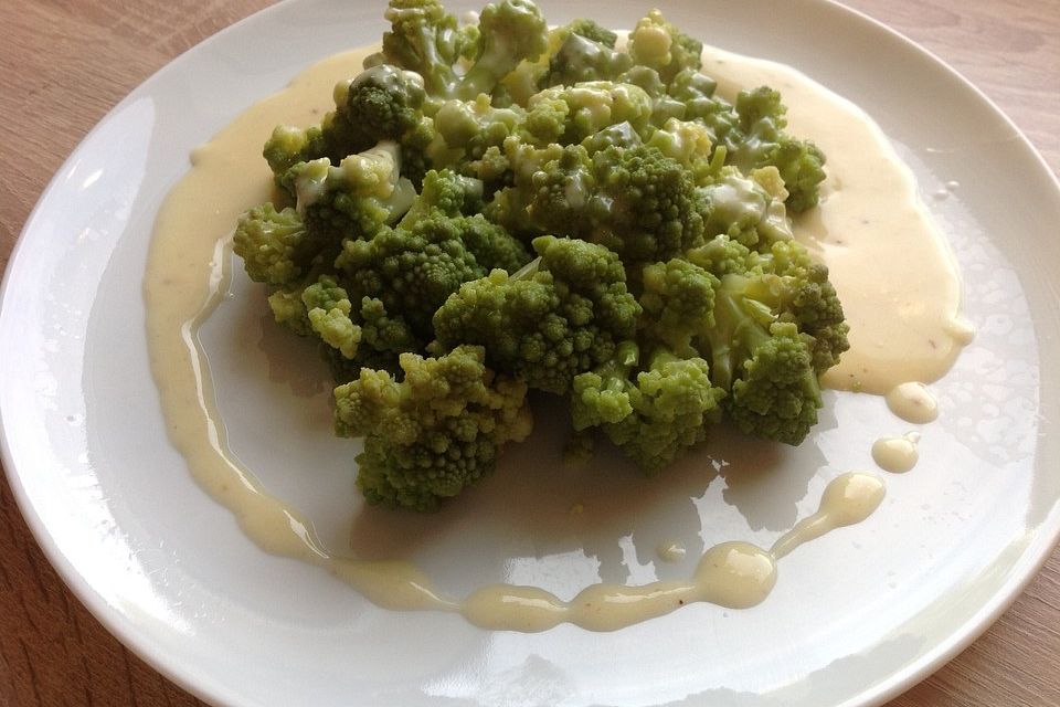 Romanesco mit cremiger Käsesauce und Salzkartoffeln