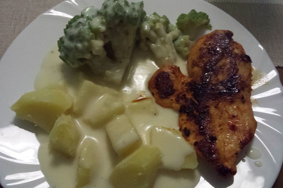 Romanesco mit cremiger Käsesauce und Salzkartoffeln