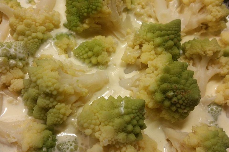 Romanesco mit cremiger Käsesauce und Salzkartoffeln