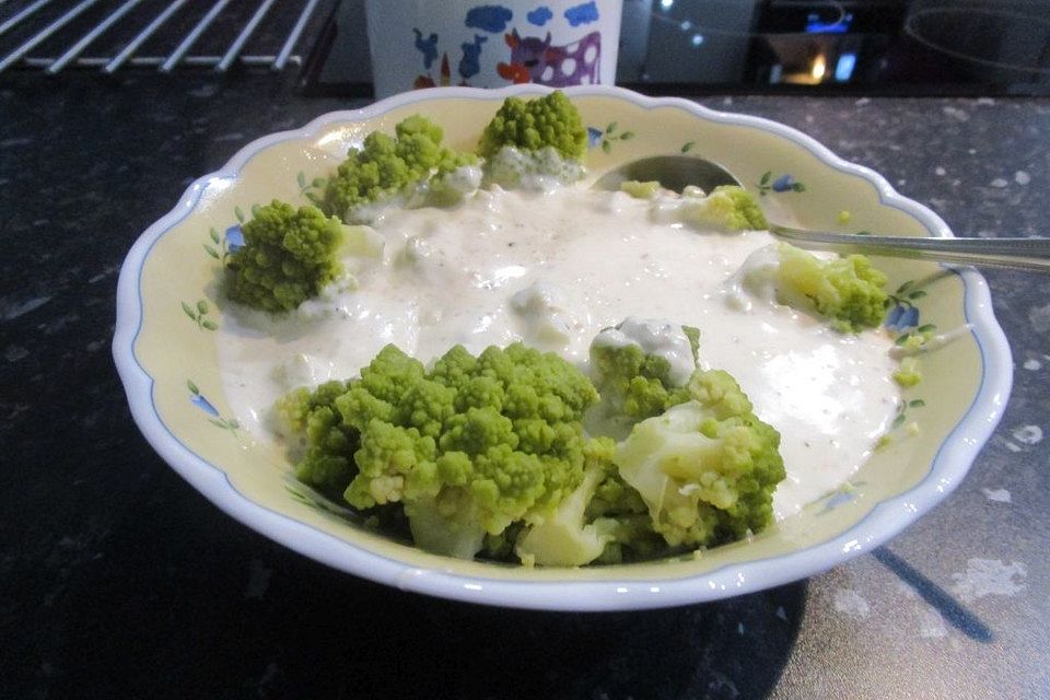 Romanesco mit cremiger Käsesauce und Salzkartoffeln