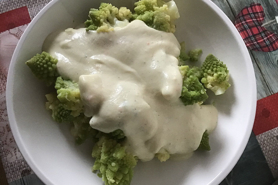 Romanesco mit cremiger Käsesauce und Salzkartoffeln