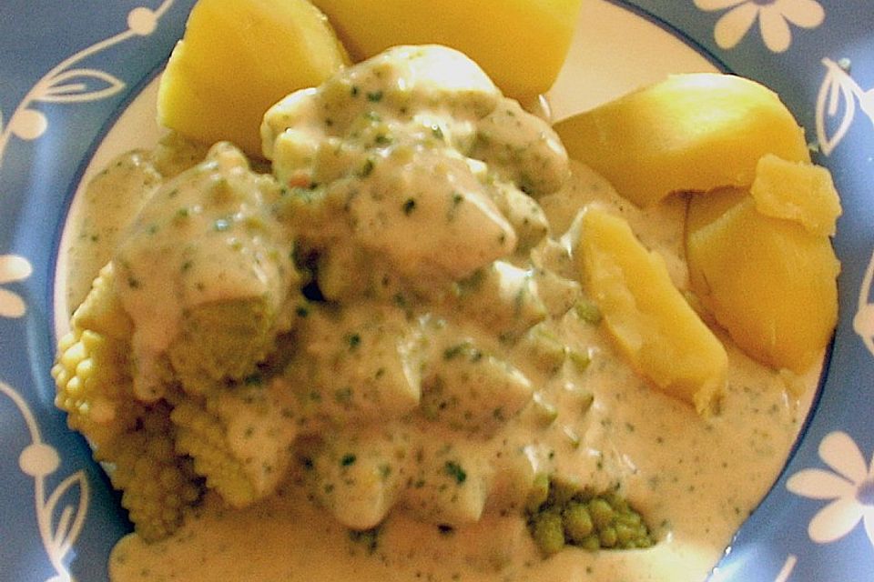 Romanesco mit cremiger Käsesauce und Salzkartoffeln