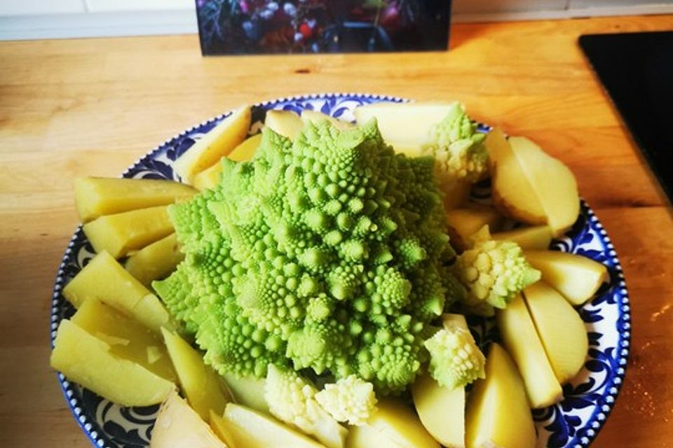 Romanesco mit cremiger Käsesauce und Salzkartoffeln