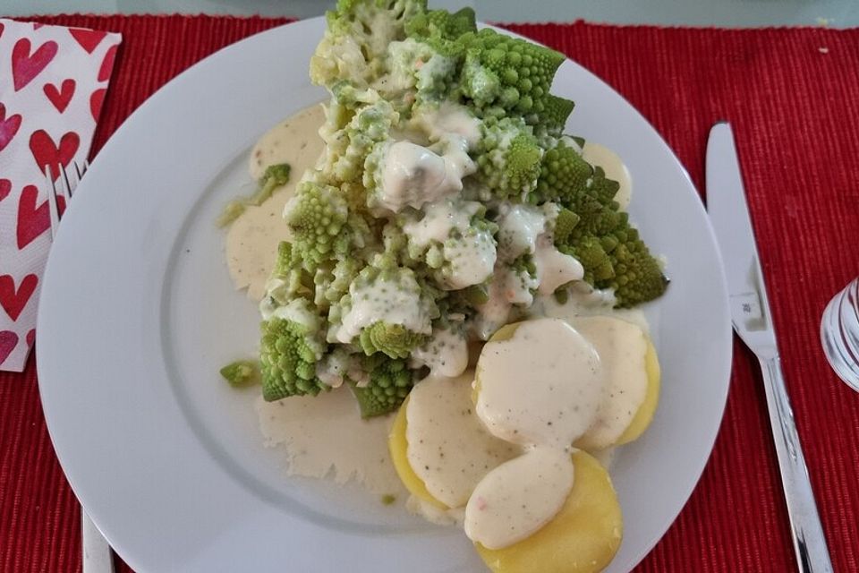 Romanesco mit cremiger Käsesauce und Salzkartoffeln