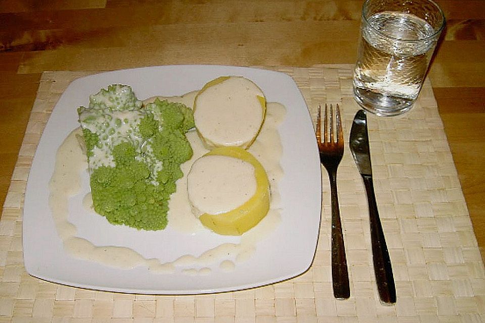 Romanesco mit cremiger Käsesauce und Salzkartoffeln