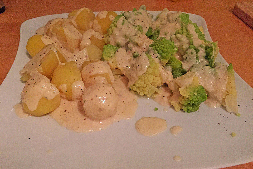 Romanesco mit cremiger Käsesauce und Salzkartoffeln