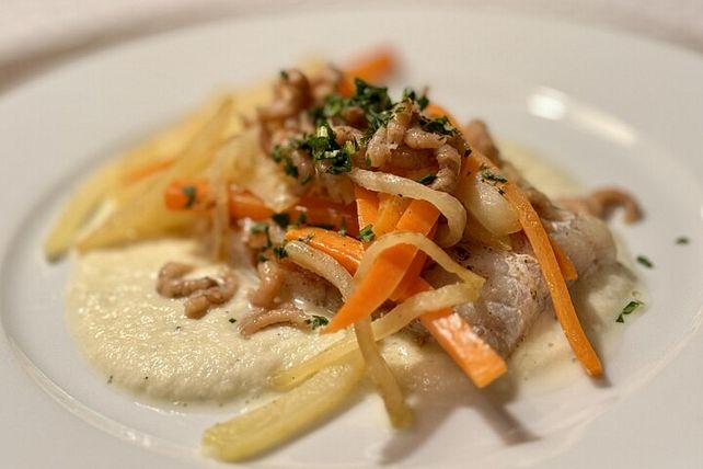 Kingklip und Krabben auf Kohlrabischaum mit Kohlrabi- und Möhrenstiften ...