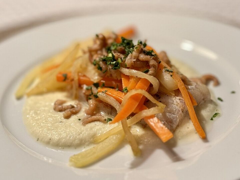 Kingklip und Krabben auf Kohlrabischaum mit Kohlrabi- und Möhrenstiften ...