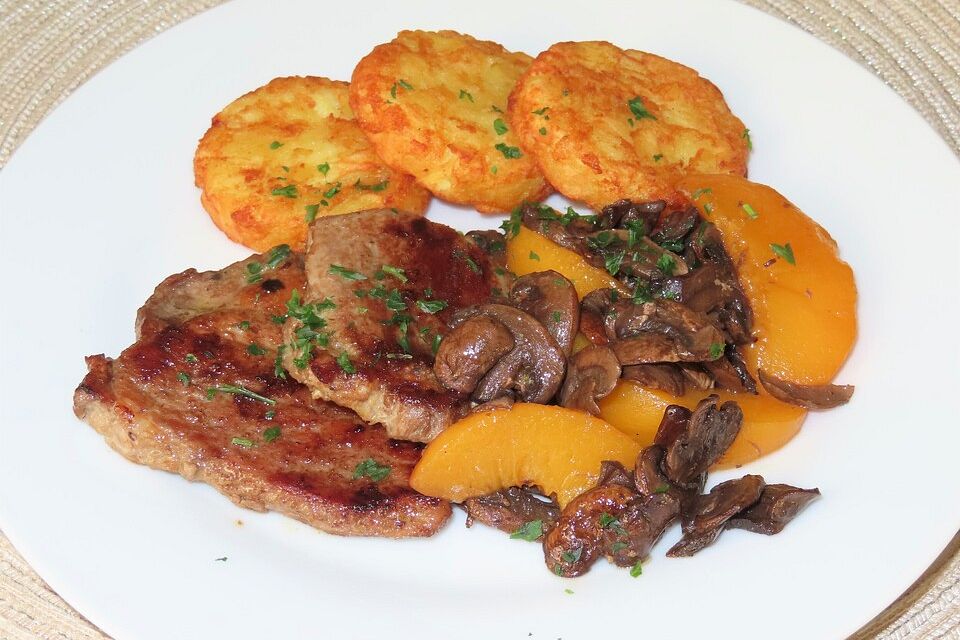 Schweineschnitzel mit Champignons und Pfirsichen