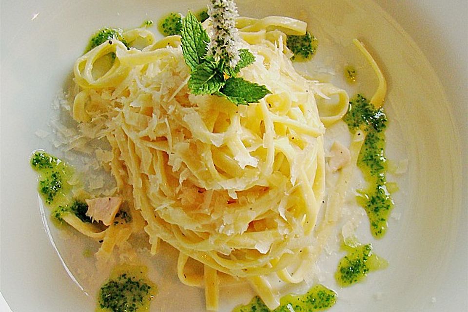 Linguine al Limone e Mentuccia - Linguine mit Zitronensauce und Minze Linguine al Limone e Mentuccia - Linguine mit Zitronensauce und Minze
