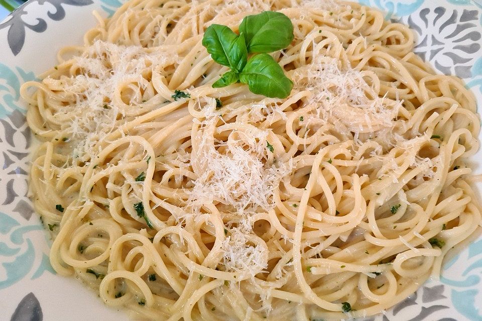 Linguine al Limone e Mentuccia - Linguine mit Zitronensauce und Minze Linguine al Limone e Mentuccia - Linguine mit Zitronensauce und Minze