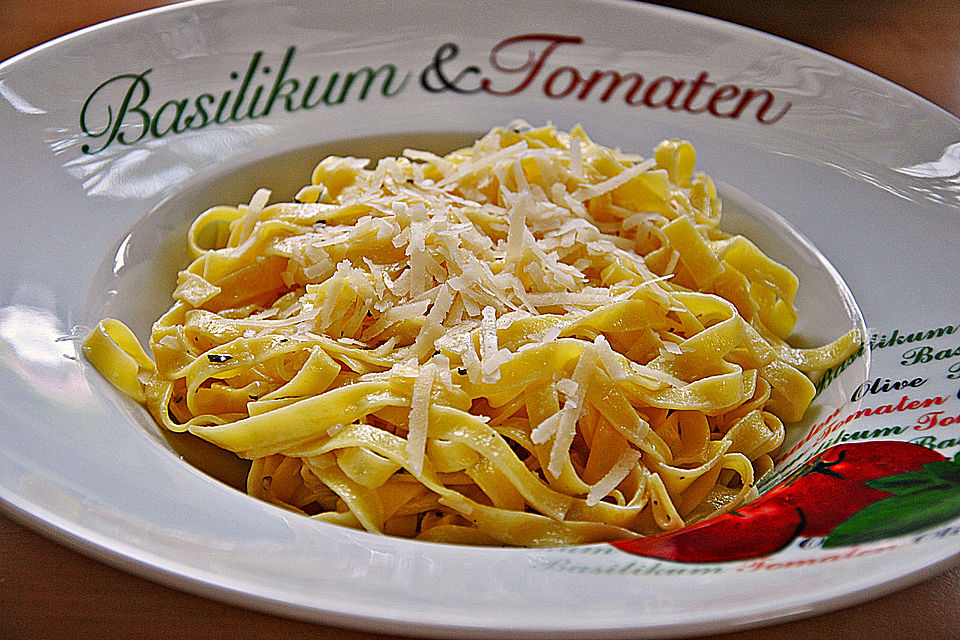 Linguine al Limone e Mentuccia - Linguine mit Zitronensauce und Minze Linguine al Limone e Mentuccia - Linguine mit Zitronensauce und Minze