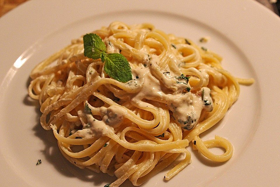 Linguine al Limone e Mentuccia - Linguine mit Zitronensauce und Minze Linguine al Limone e Mentuccia - Linguine mit Zitronensauce und Minze