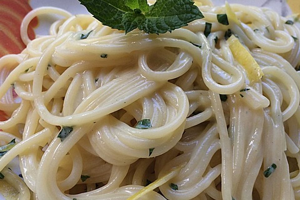 Linguine al Limone e Mentuccia - Linguine mit Zitronensauce und Minze Linguine al Limone e Mentuccia - Linguine mit Zitronensauce und Minze