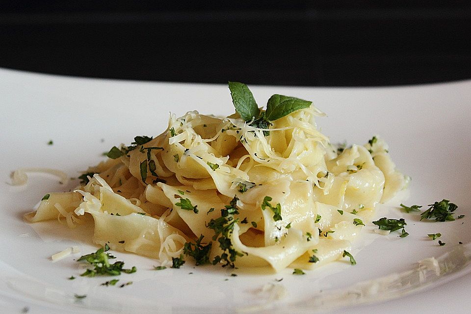 Linguine al Limone e Mentuccia - Linguine mit Zitronensauce und Minze Linguine al Limone e Mentuccia - Linguine mit Zitronensauce und Minze
