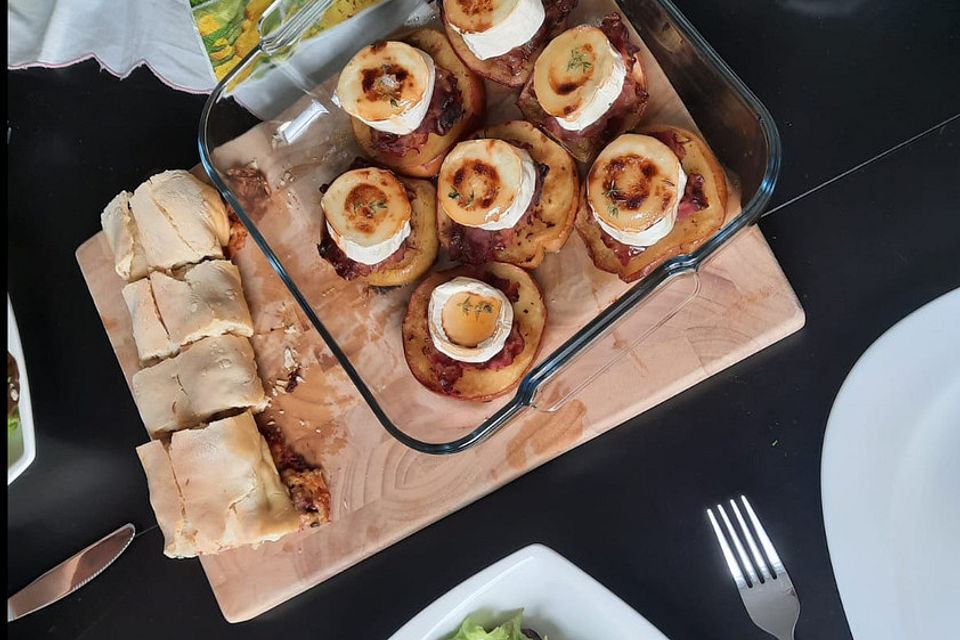 Gudruns Apfel-Speck-Ziegenkäsetürmchen mit Honig und Thymian