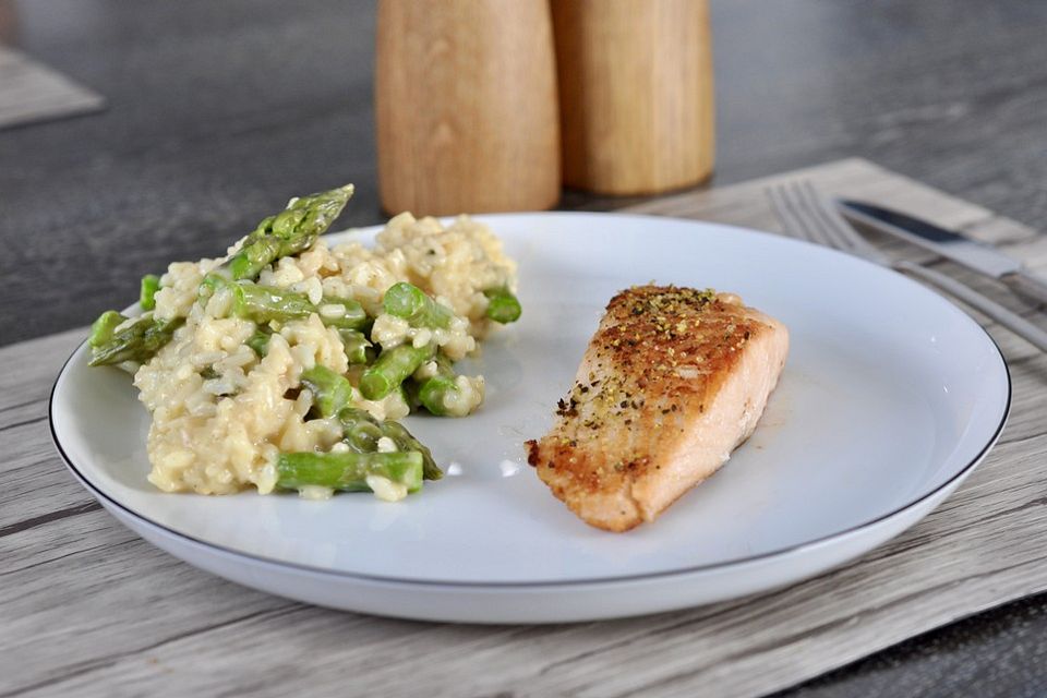 Spargelrisotto mit grünem und weißem Spargel