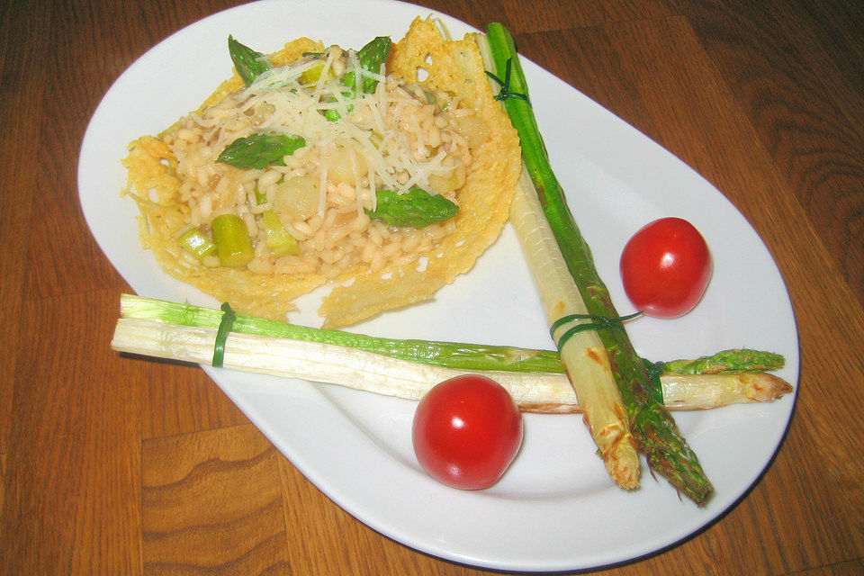 Spargelrisotto mit grünem und weißem Spargel