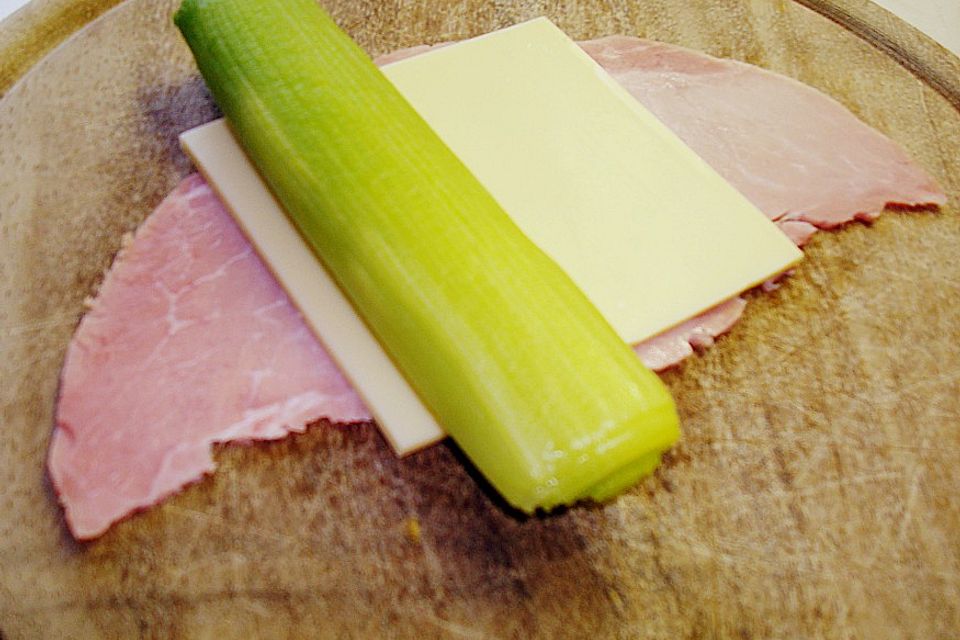 Porreerollen mit Schinken und drei Käsesorten Porreerollen mit Schinken und drei Käsesorten