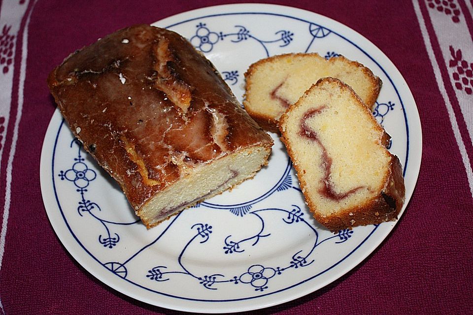 Geschichteter  Kastenkuchen zum Nachmittagstee