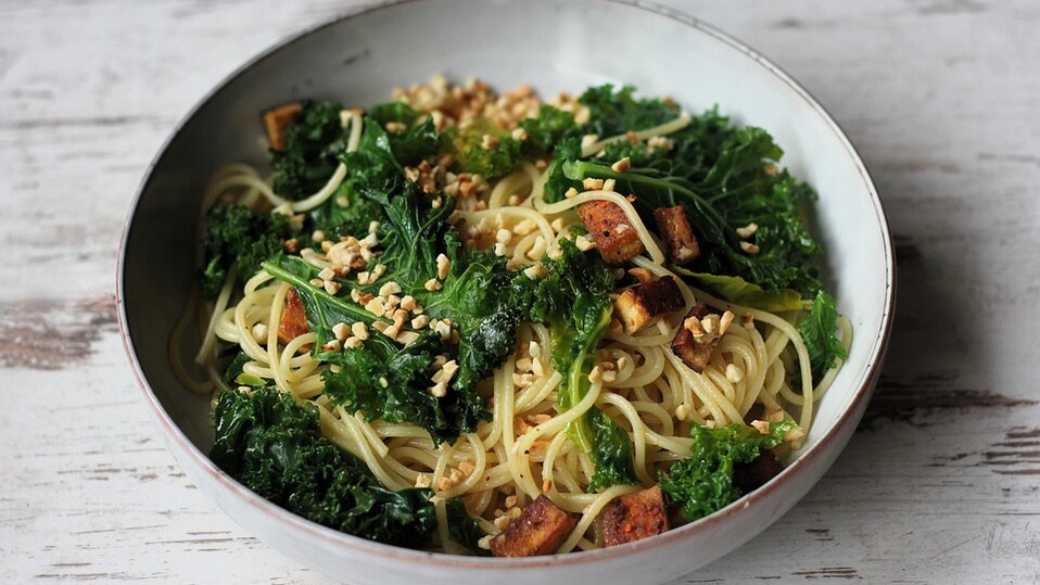 Gr-nkohl-Spaghetti-mit-Tofu