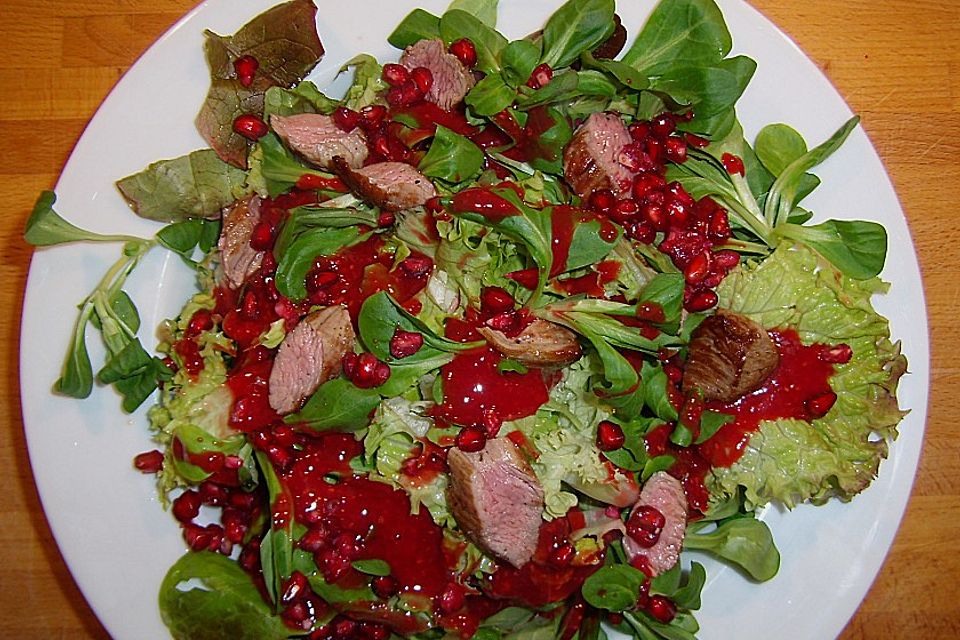 Blattsalate mit Lammfilet und Granatapfelkernen