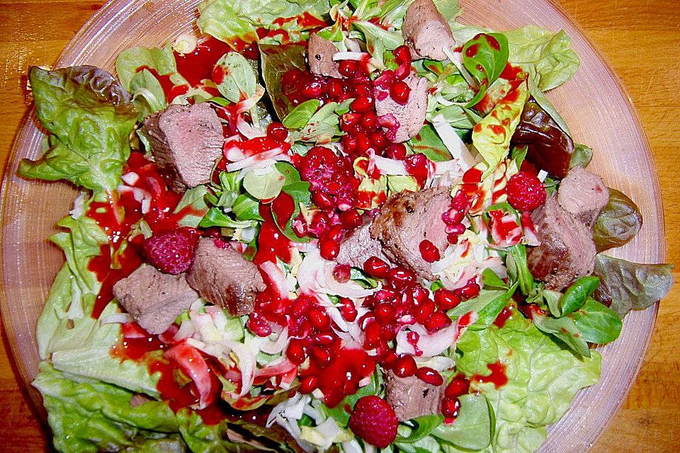 Blattsalate mit Lammfilet und Granatapfelkernen