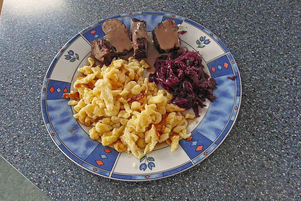 Knusprige Gänsebrust, einseitig gebraten mit Rosmarin in Waldpilz - Weinsauce