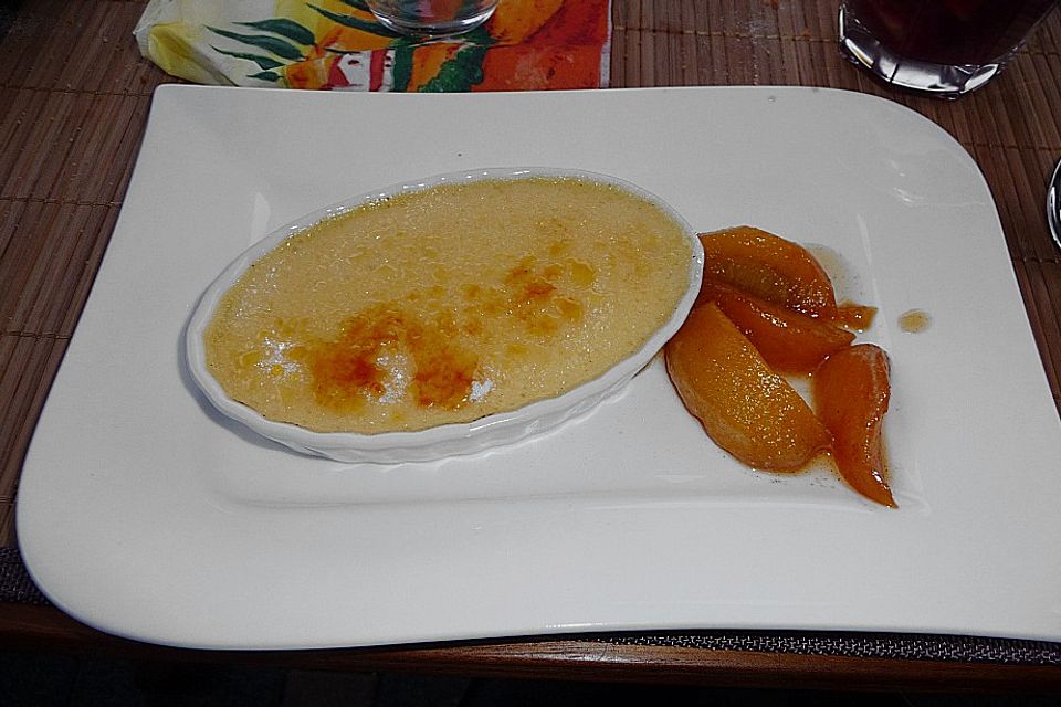 Crema Catalana mit karamellisierten Pfirsichen