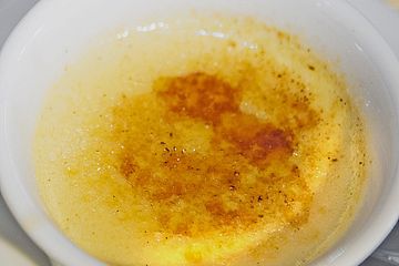 Crema Catalana mit karamellisierten Pfirsichen