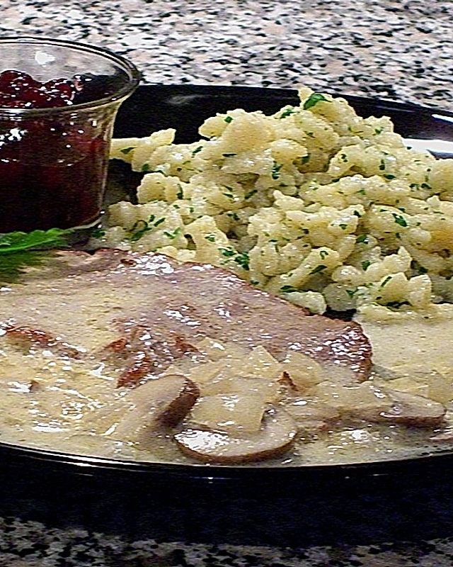 Kalbsschnitzel mit Champignonrahmsauce und Spätzle
