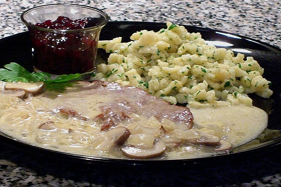 Kalbsschnitzel mit Champignonrahmsauce und Spätzle