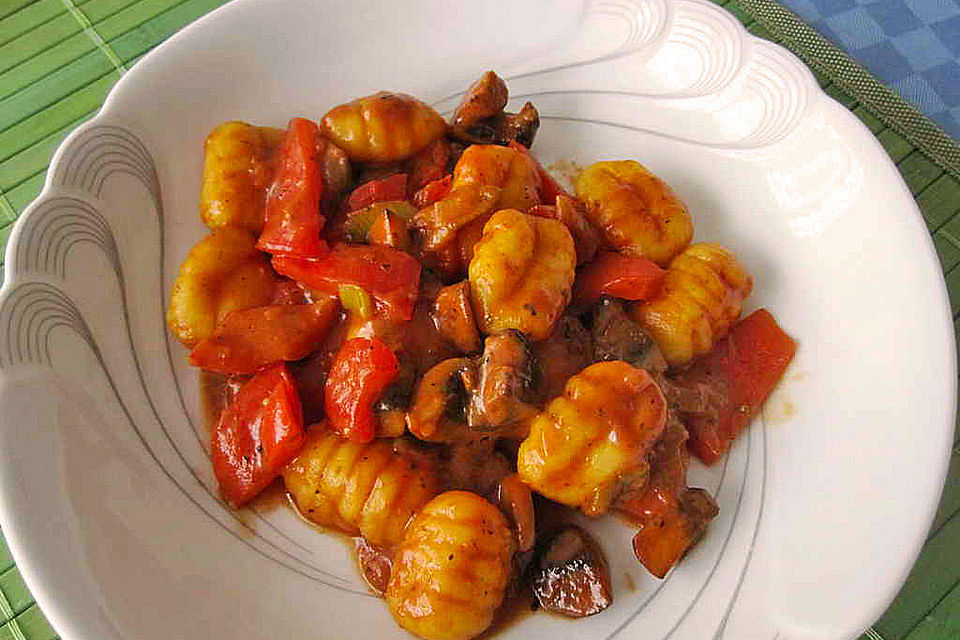 Gnocchi - Pfanne mit Gemüse in Tomatensahnesauce