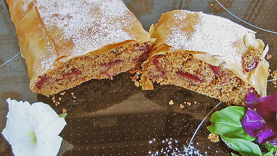 Kirsch Nuss Strudel Mit Joghurtcreme Von Schneck41 Chefkoch 