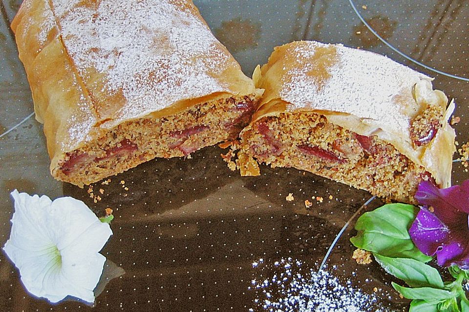 Kirsch - Nuss - Strudel mit Joghurtcreme