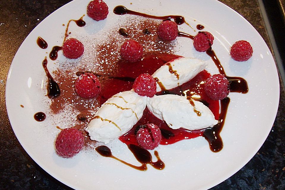 Käsenocken mit Beeren und Balsamico