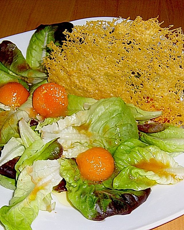 Parmesankörbchen mit Blattsalat und Melone