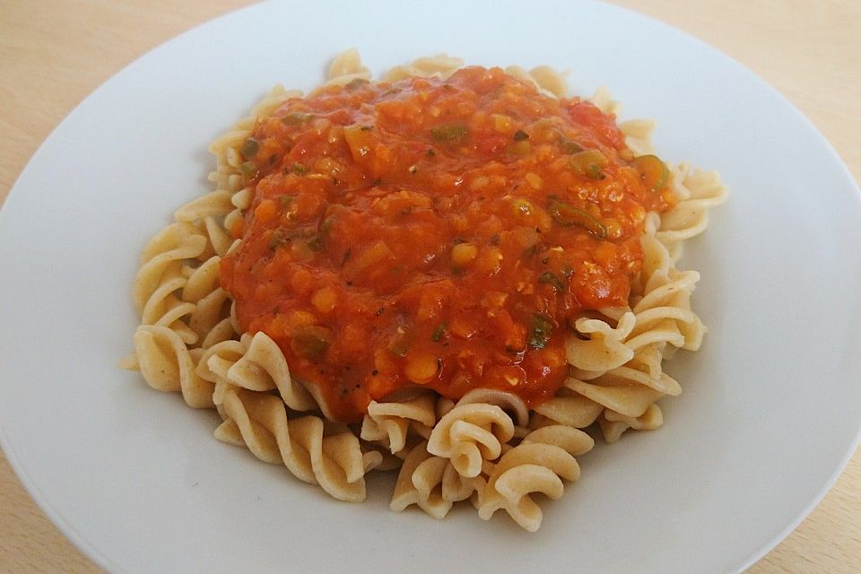 Linsenbolognese mit Pasta und Frühlingszwiebeln