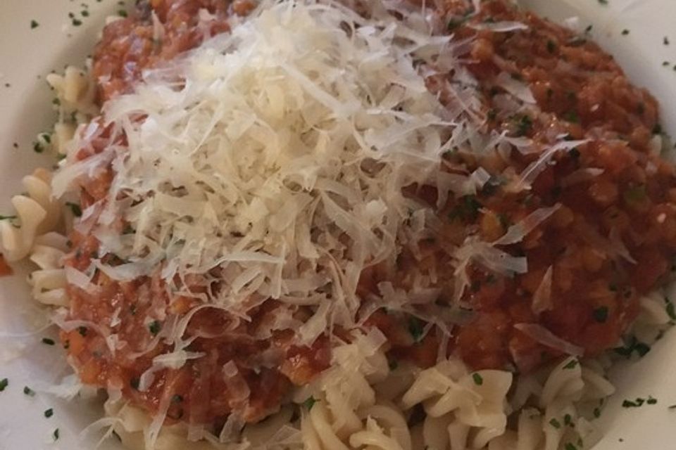 Linsenbolognese mit Pasta und Frühlingszwiebeln