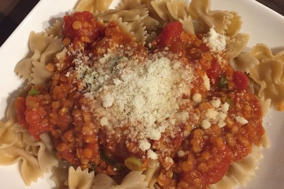 Linsenbolognese mit Pasta und Frühlingszwiebeln