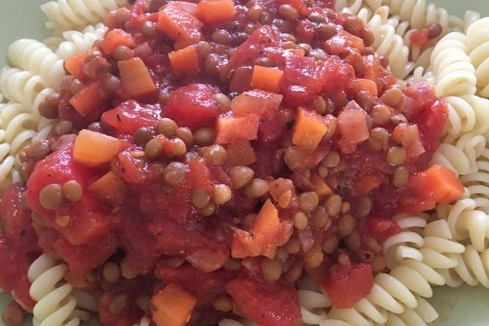 Linsenbolognese mit Pasta und Frühlingszwiebeln