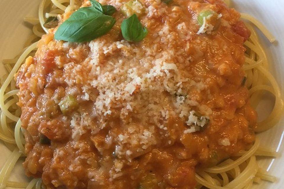 Linsenbolognese mit Pasta und Frühlingszwiebeln