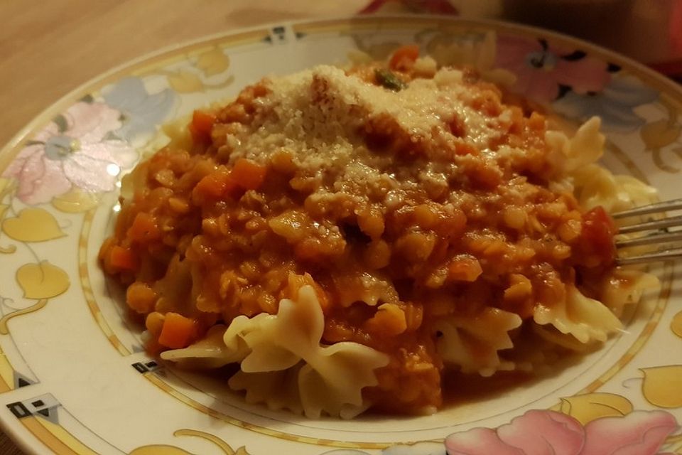 Linsenbolognese mit Pasta und Frühlingszwiebeln