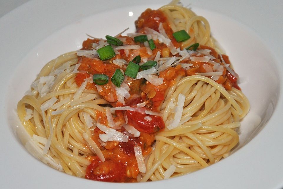 Linsenbolognese mit Pasta und Frühlingszwiebeln